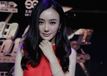 秦岚佩戴戴比尔斯钻石珠宝惊艳亮相_国际珠宝