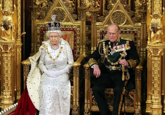 英国女王乘豪华黄金马车出席英国国会开幕大典