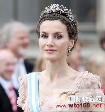 西班牙王后:从女主播到王室的优雅珠宝魅力_国