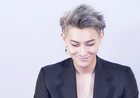 【今日新闻】黄子韬佩戴POMELLATO波米雷