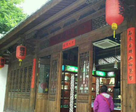 鱦