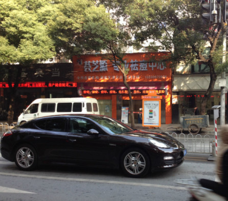 鱦