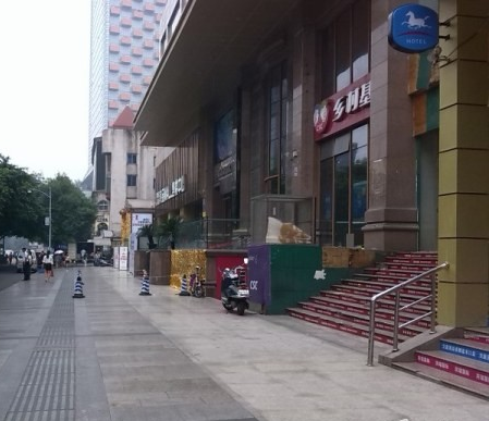 鱦
