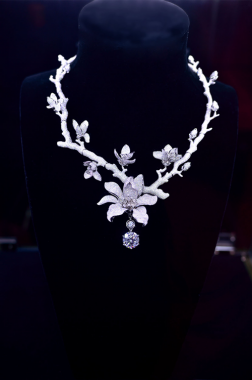 《玉兰晨露》由 金伯利钻石首席设计师朱文俊女士设计,以璀璨钻石