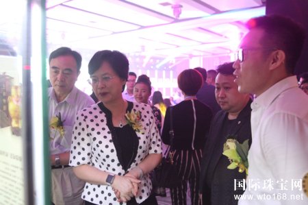 盐田区区委书记杜玲、副区长乔恒利等区领导也在深圳百泰集团董事长周灿坤先生的陪同下参观百泰*饰展品