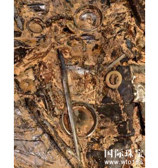 出土三把金丝玉剑