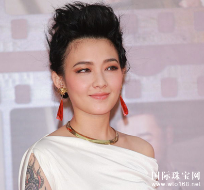 明星珠宝范晓萱冻龄少女低调独特做自己