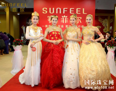“赛菲尔万足金婚纱”引领时尚潮流
