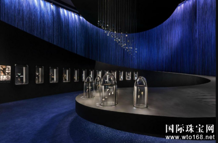 űε Jouin MankuΪ“Van Cleef& ArpelsűThe Art and Science of Gems”չٶȻ⣬ԼȡԴȻĴ侳չá