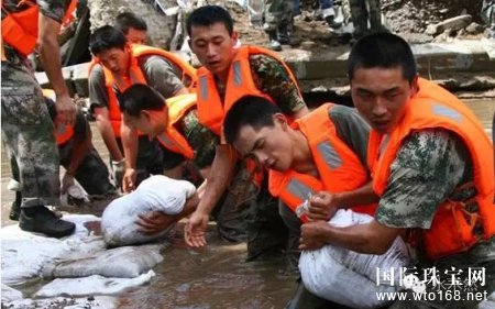 鱦人漱ʷס죡ͬʱجľȻ...