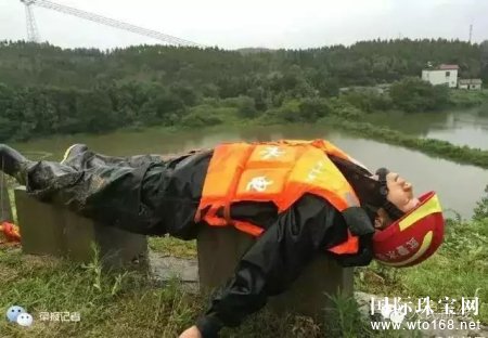 鱦人漱ʷס죡ͬʱجľȻ...