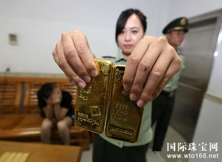 妙龄女绑15块黄金闯关 网友称这才叫腰缠万贯