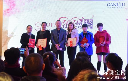 (甘露集团副总裁郑焕坚先生颁发**采购员奖项)