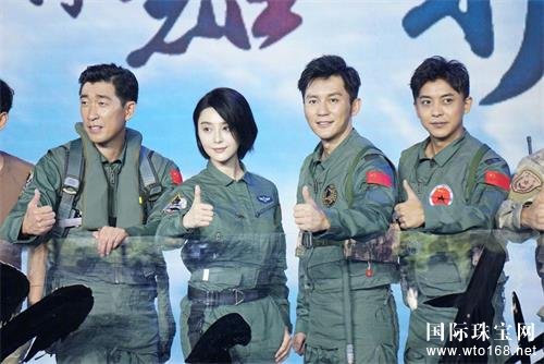 李晨、范冰冰亮相《空天猎》发布会 ALLOVE完美爱钻石大秀恩爱