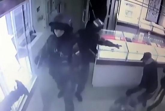 俄圣彼得堡珠宝店遭打劫 特警队员数秒现身制