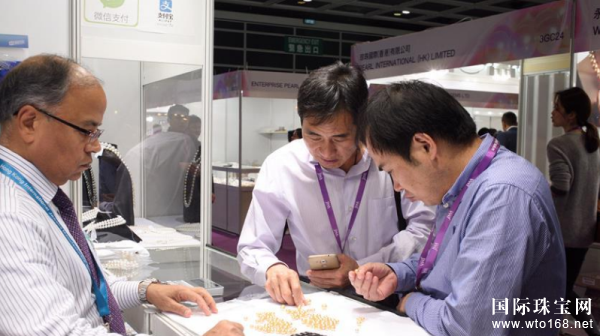 参展商在香港国际珠宝厂商展览会上进行珠宝交易。