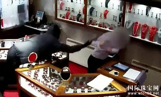 英国一珠宝店遭抢劫 店员拉响警报被斧头猛击