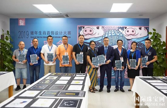 (2019猪年生肖首饰设计大赛评审会现场图片) 本次大赛以“亥猪”为设计主题,评审团从独特的艺术风格、清晰的设计主题、多元的设计角度、工艺的实现等多个维度进行考量、甄选。大赛评委还指出,生肖文化作为中国传统民俗的一部分,生肖首饰的设计也要考虑民俗文化因素。设计大赛,特别是大赛的大奖作品,应该对未来的首饰设计方向具有指引性。作为一个已经连续举办9年的大赛,要评选出真正具有创新性的表现手法及形式的作品实属不易。经过数番激烈的讨论之后,从1157份稿件中确定了34件入围作品。为了更好地展