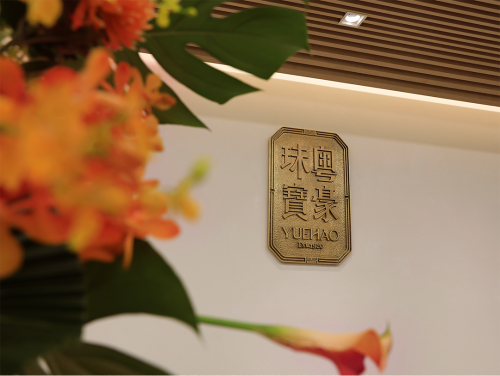 鱦