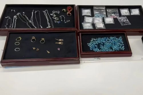 鱦