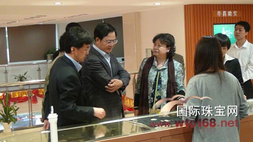 省知识产权局局长罗旋,市知识产权局局长王金来局长陪同下莅临华昌珠